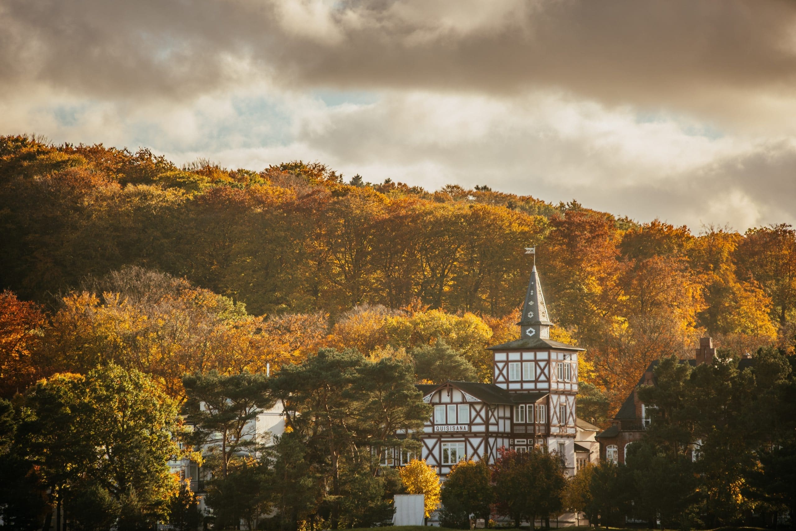 Herbst im Ostseebad Binz - Blick auf die Bäderarchitektur