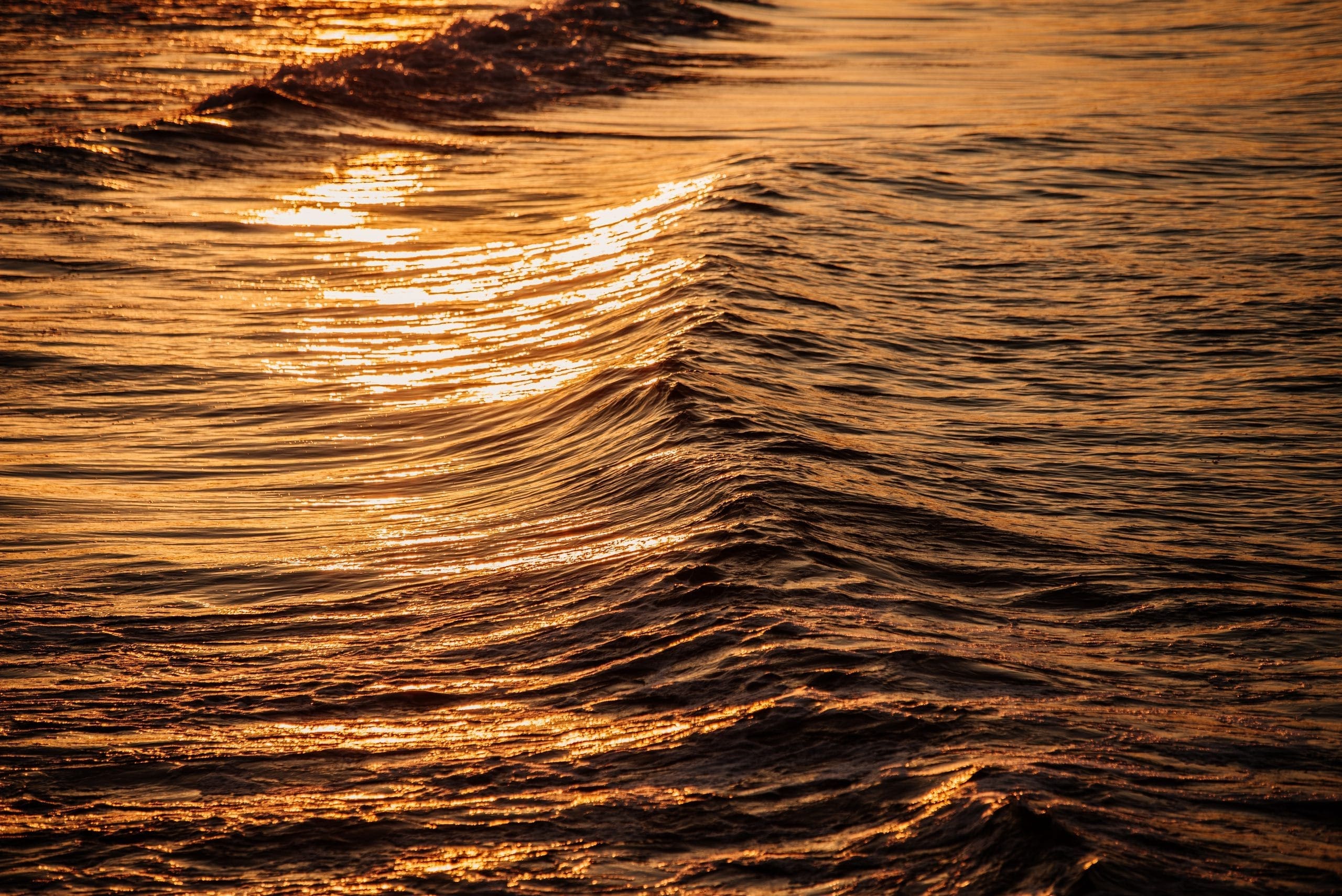 Wellen im Sonnenuntergang vor Rügen